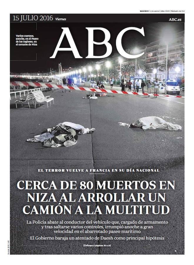 El día de la fiesta nacional francesa, un terrorista atropelló con un camión a la multitud que se reunía en el paseo marítimo de Niza. ABC - 15 de julio de 2016