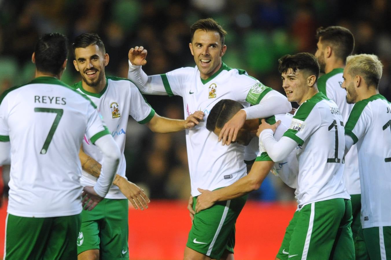 El partido ha servido para despedir de los terrenos de juego al mítico campeón del mundo sevillano, Carlos Marchena