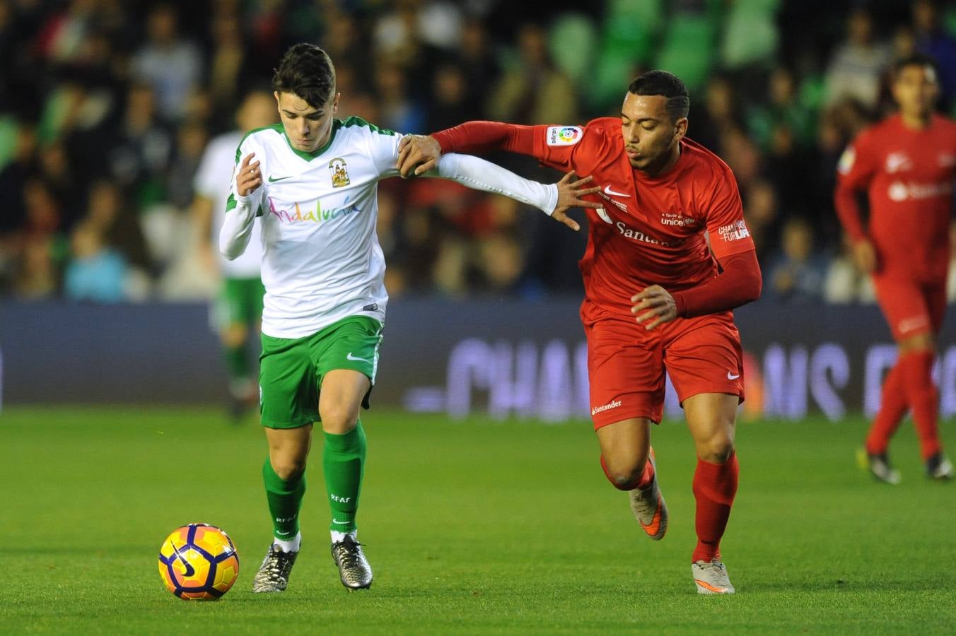 El partido ha servido para despedir de los terrenos de juego al mítico campeón del mundo sevillano, Carlos Marchena