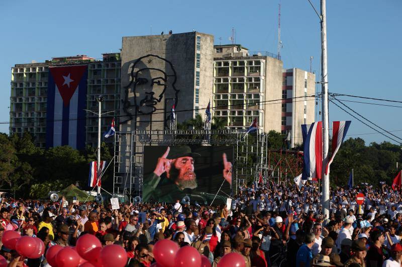 A los jienetes les siguieron 3.000 escolares uniformados con los colores rojo, azul, y blanco de la bandera nacional, que acompañaban una réplica a tamaño natural del Granma. 