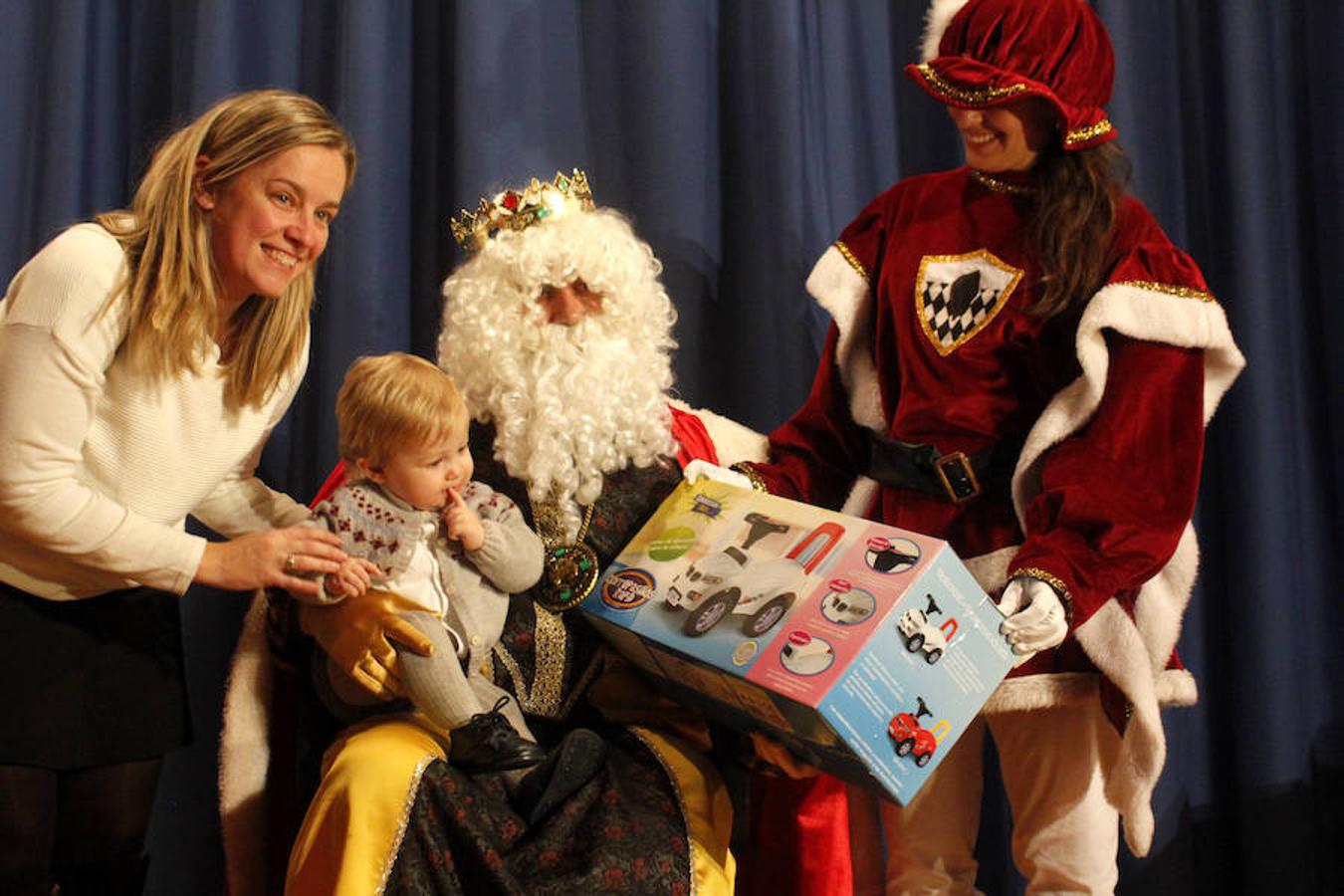 Entrega de regalos en el Colegio de Médicos. 