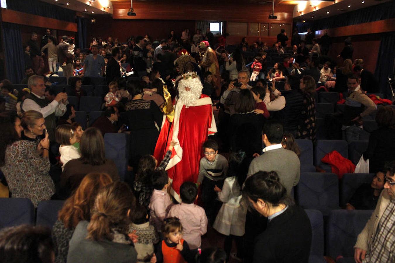 Entrega de regalos en el Colegio de Médicos. 