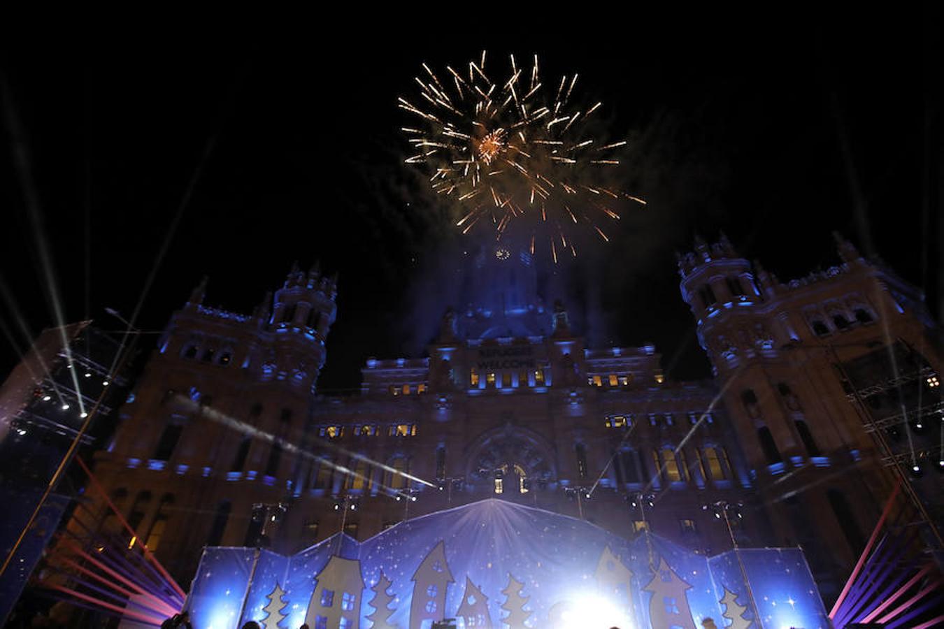 La llegada de los Reyes Magos a Madrid, en imágenes. Los fuegos artificiales han puesto fin a la Cabalgata, para disfrute de los más pequeños.