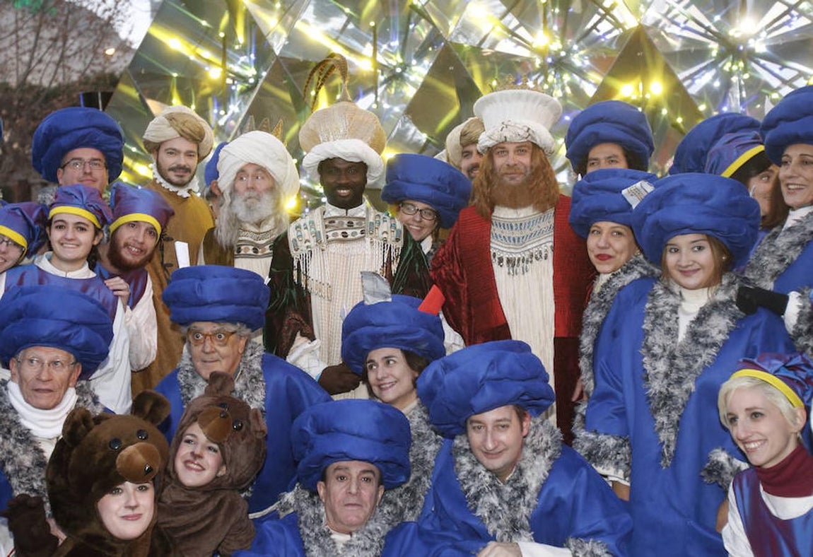 La llegada de los Reyes Magos a Madrid, en imágenes. Este año Melchor, Gaspar y Baltasar, que han optado por una vestimenta más tradicional, han posado con sus pajes y colaboradores