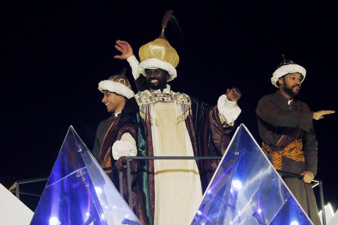 La llegada de los Reyes Magos a Madrid, en imágenes. El rey Baltasar tampoco ha faltado a su cita con los niños madrileños