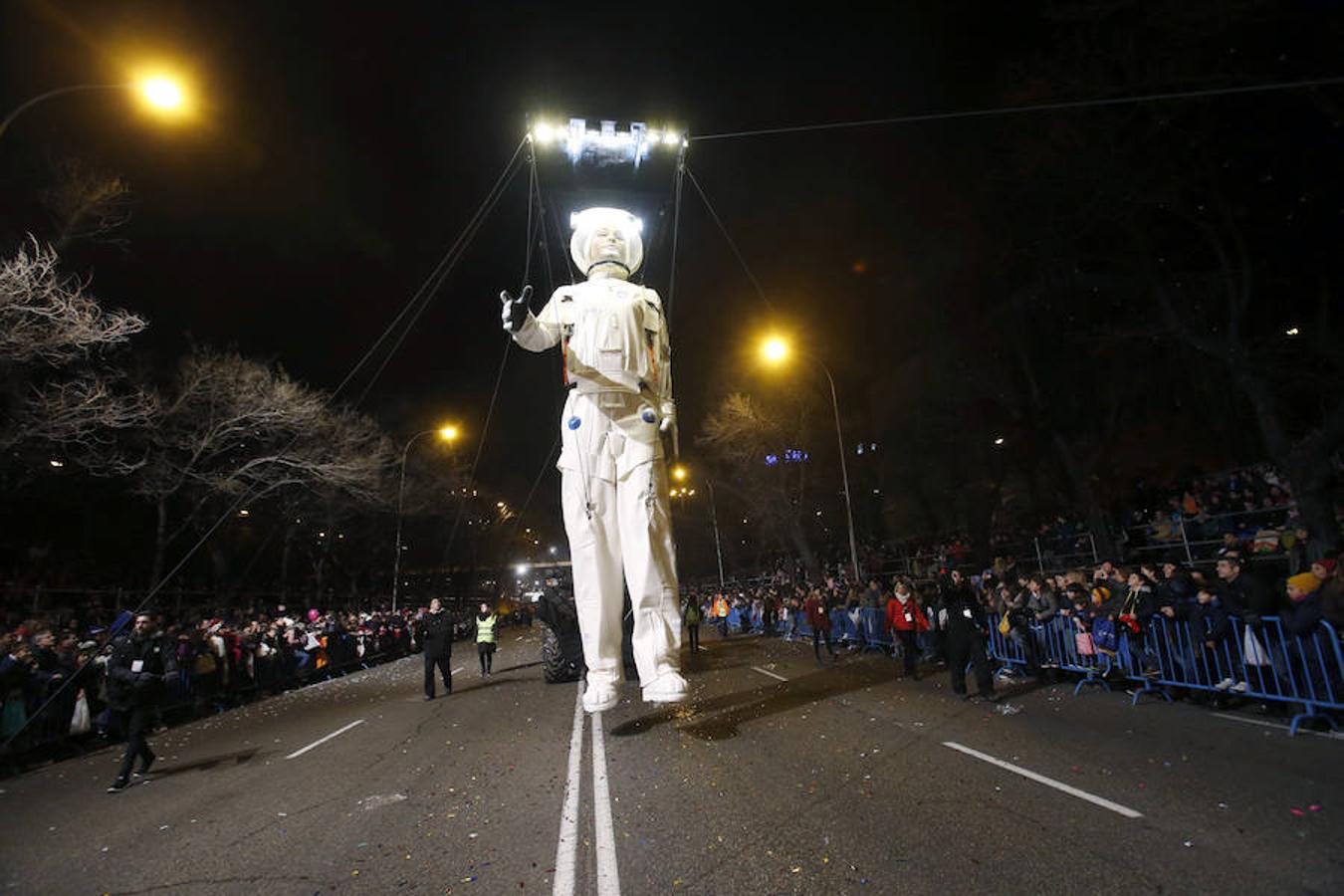 La llegada de los Reyes Magos a Madrid, en imágenes. Otro de los espectáculos que han jalonado la llegada de las carrozas de los Magos de Oriente