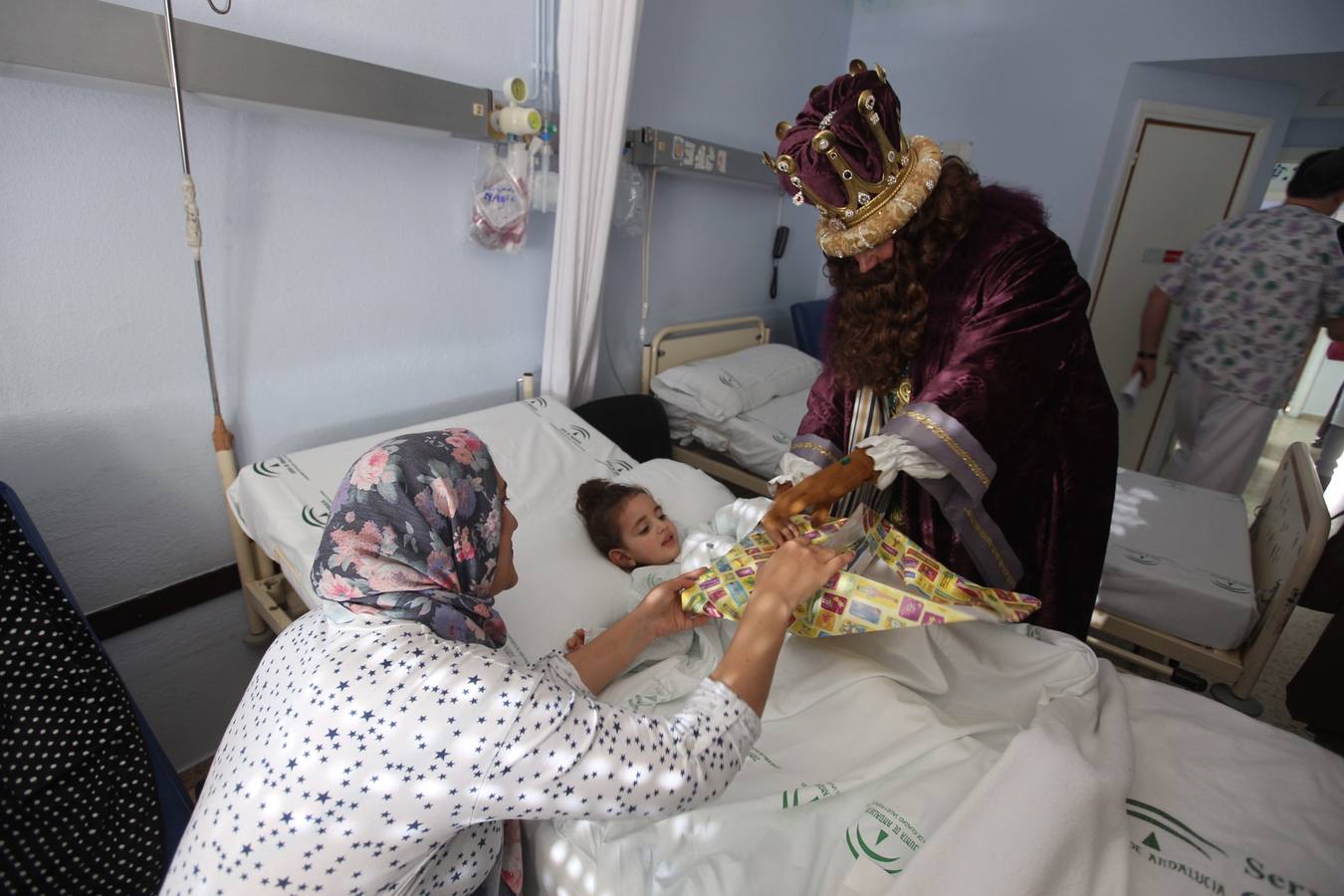 Visita de los Reyes Magos al Hospital Puerta del Mar