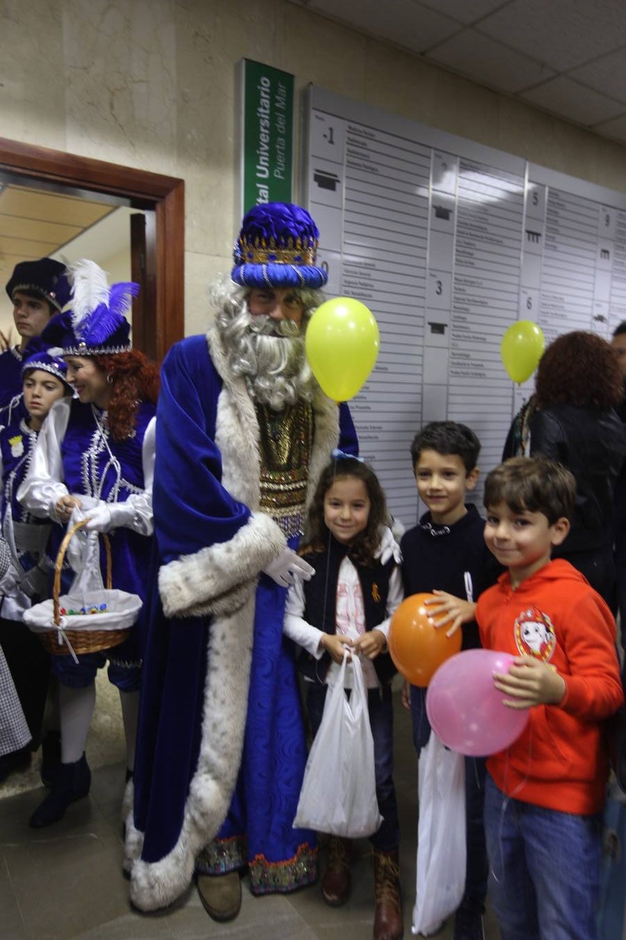 Visita de los Reyes Magos al Hospital Puerta del Mar