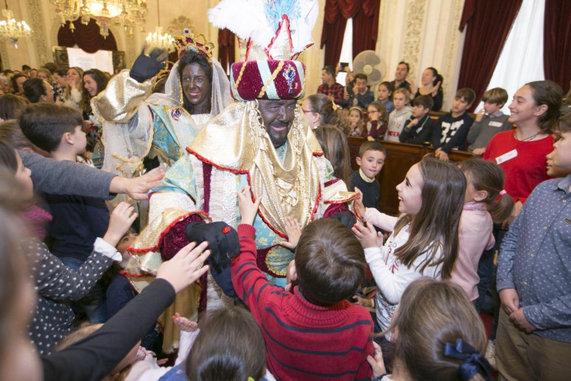 Sus Majestades llegan al Ayuntamiento de Cádiz