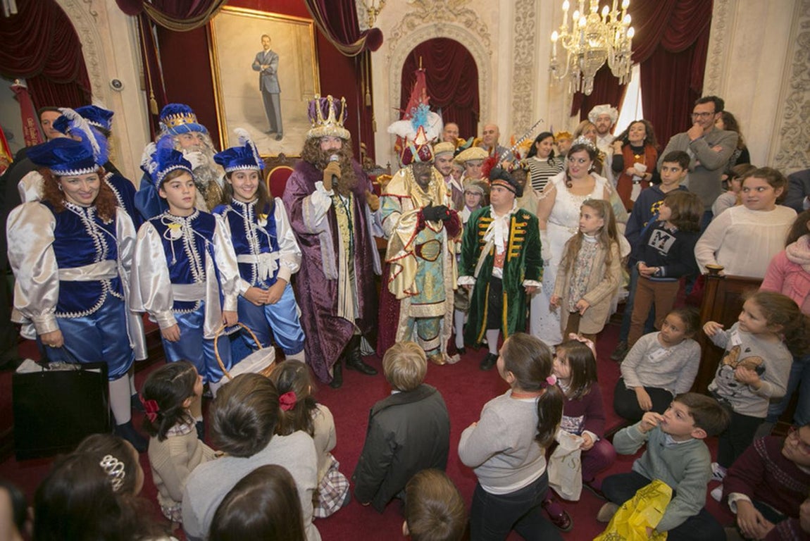 Sus Majestades llegan al Ayuntamiento de Cádiz