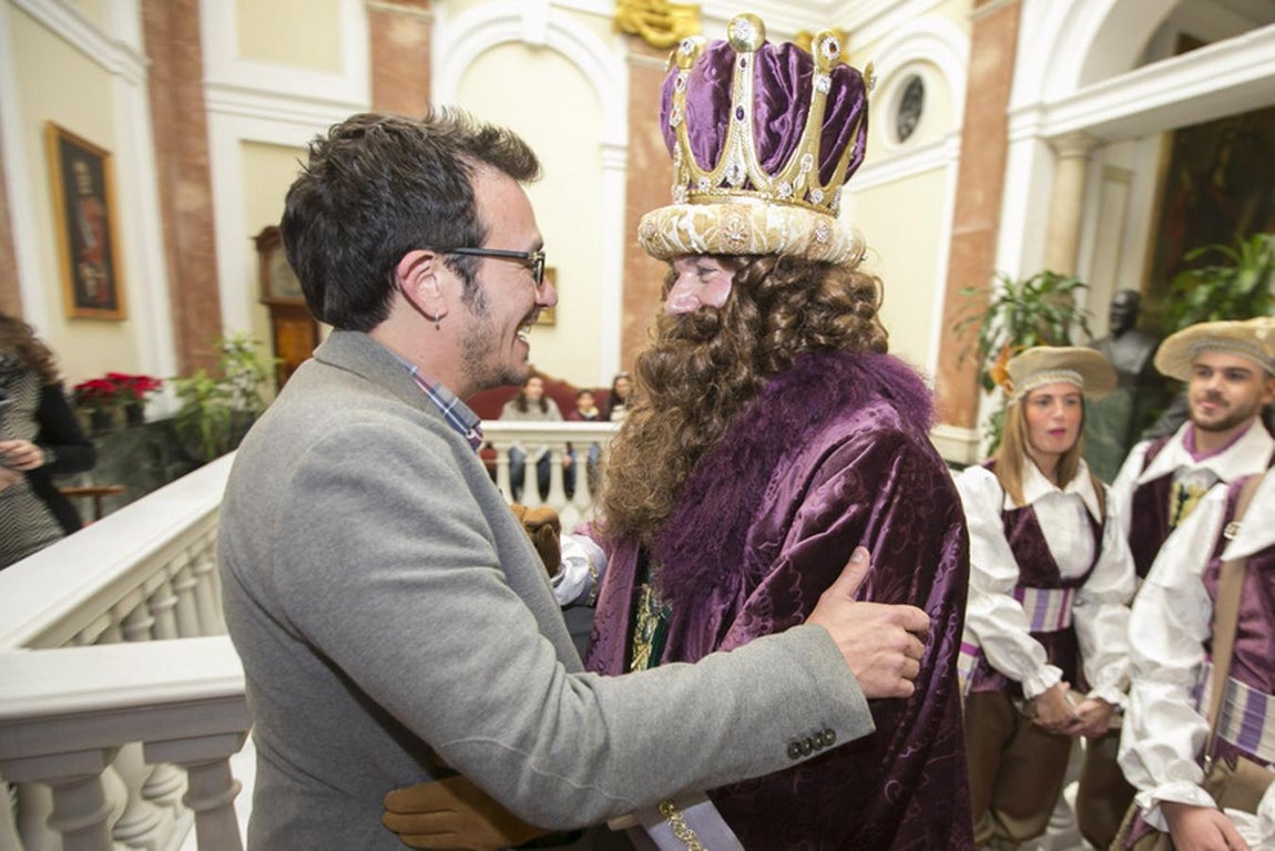 Sus Majestades llegan al Ayuntamiento de Cádiz