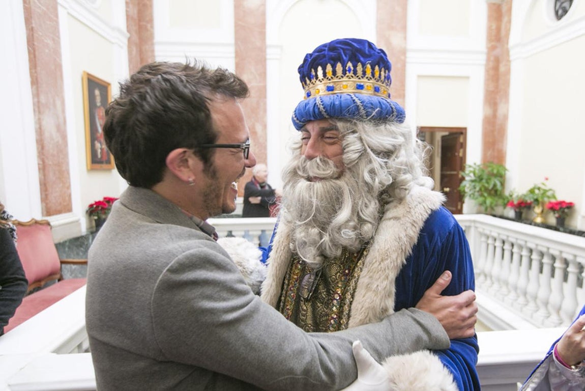 Sus Majestades llegan al Ayuntamiento de Cádiz