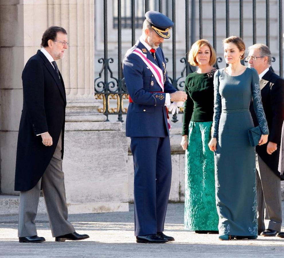 El Rey ha acudido al Palacio Real con el uniforme de gala de capitán general del Ejército del Aire, con condecoraciones, entre ellas, el Toison de Oro.. 