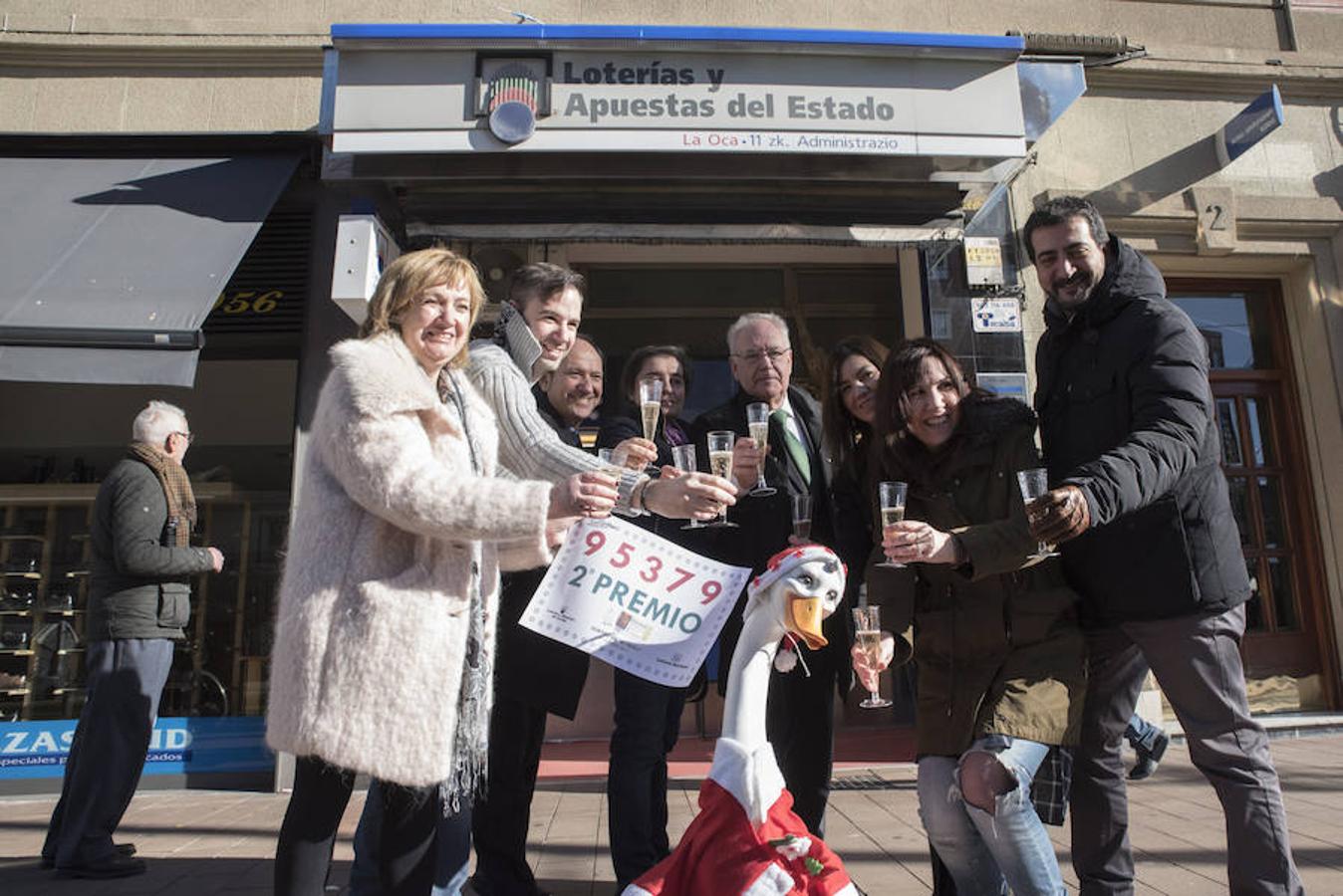 Los dueños de la administración de loteria de la Oca en Vitoria celebra que han vendido varios decimos del segundo premio de la Loteria del Niño.. 