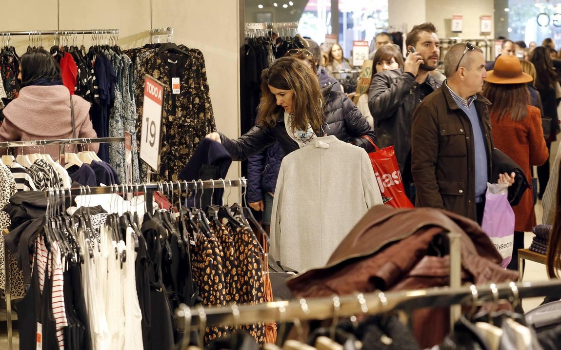 Las mejores imágenes de la fiebre de las rebajas que no cesa