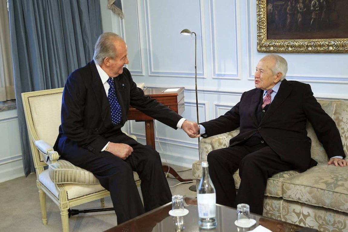 El Rey Juan Carlos, durante un encuentro en un hotel lisboeta con el expresidente de Portugal Mario Soares (2014). 