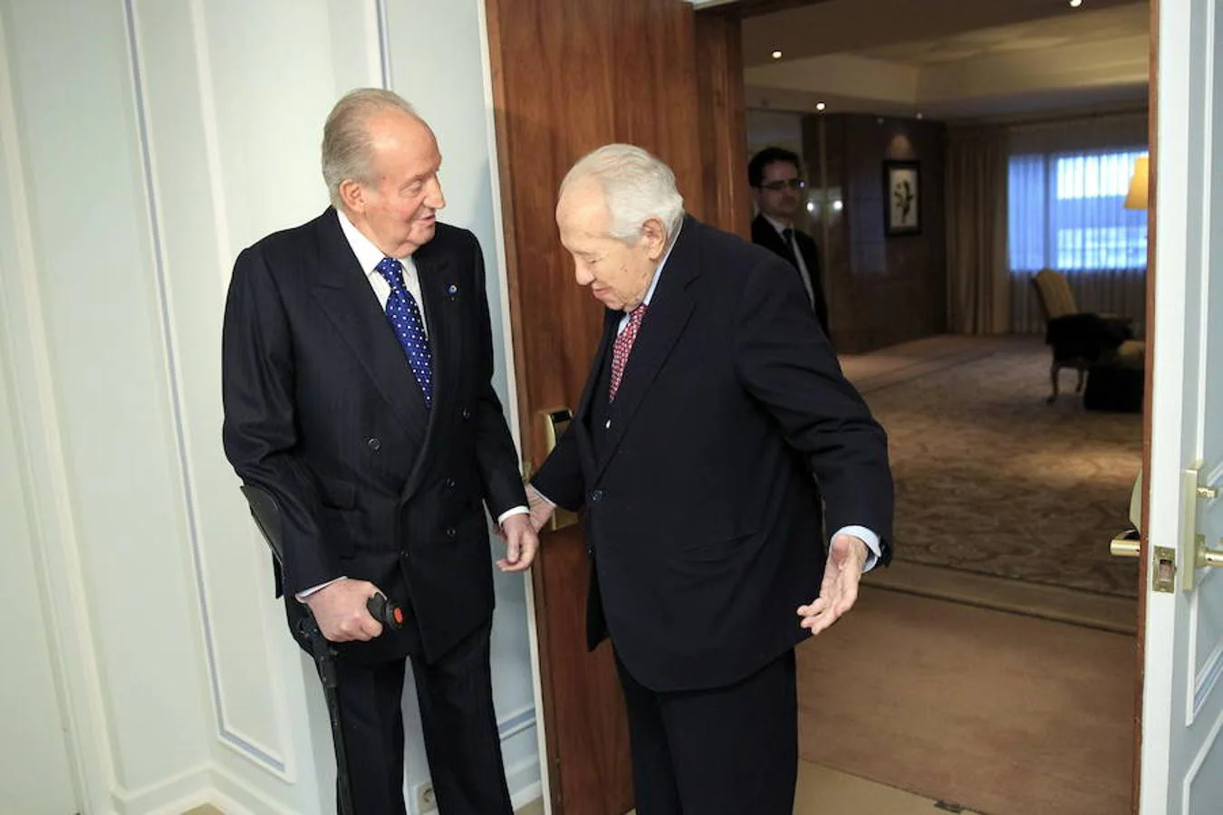 El Rey Juan Carlos, durante un encuentro en un hotel lisboeta con el expresidente de Portugal Mario Soares (2014). 