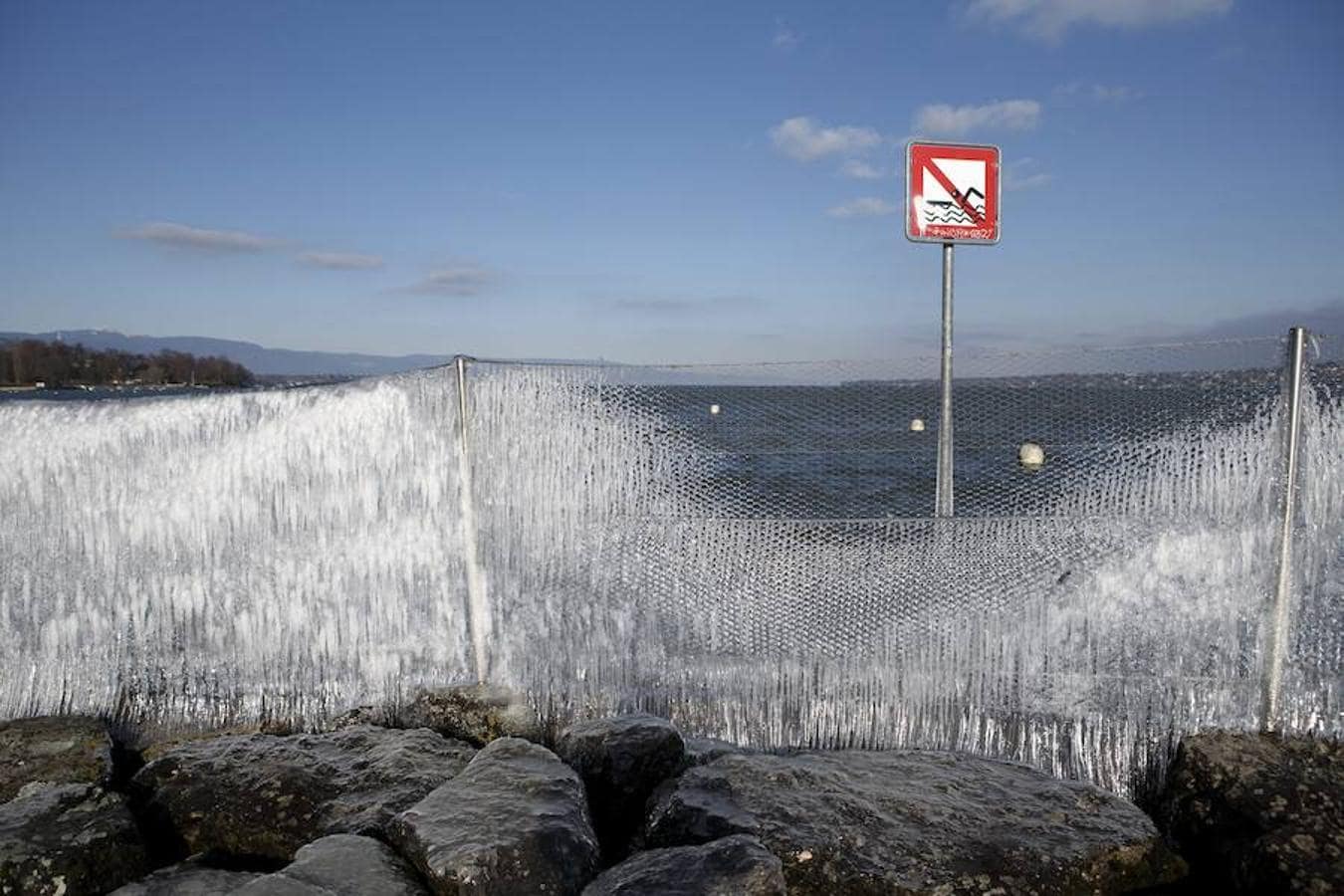 El hielo recubre una valla en el paseo del Lago Ginebra, en Ginebra (Suiza)