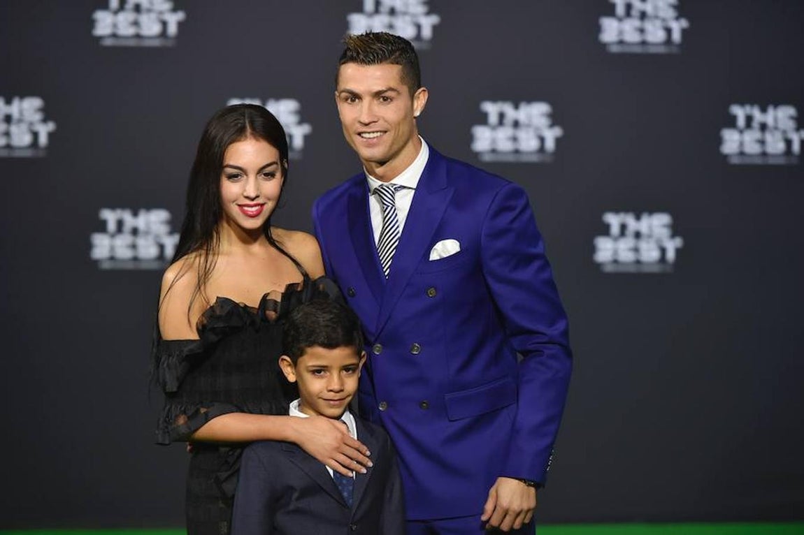 Cristiano Ronaldo junto a su hijo y su actual pareja, Georgina Rodríguez. 