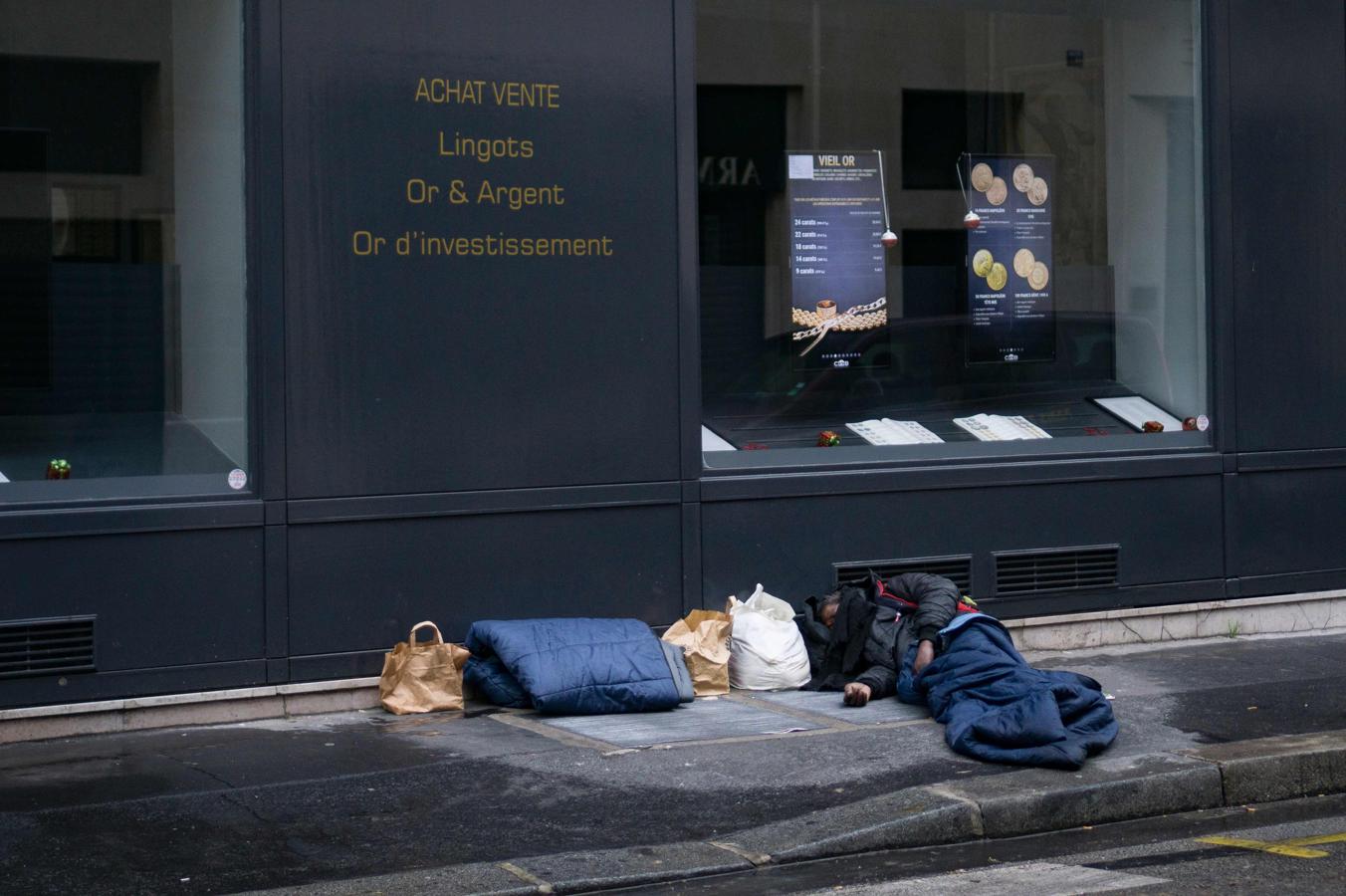 Un hombre sin hogar duerme en una céntrica calle de París a pesar de la ola de frío que recorre Europa