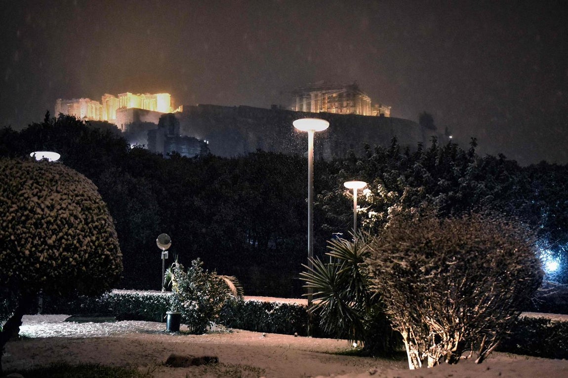 El Partenón de Atenas, en la Acrópolis, cubierto por la nieve. 