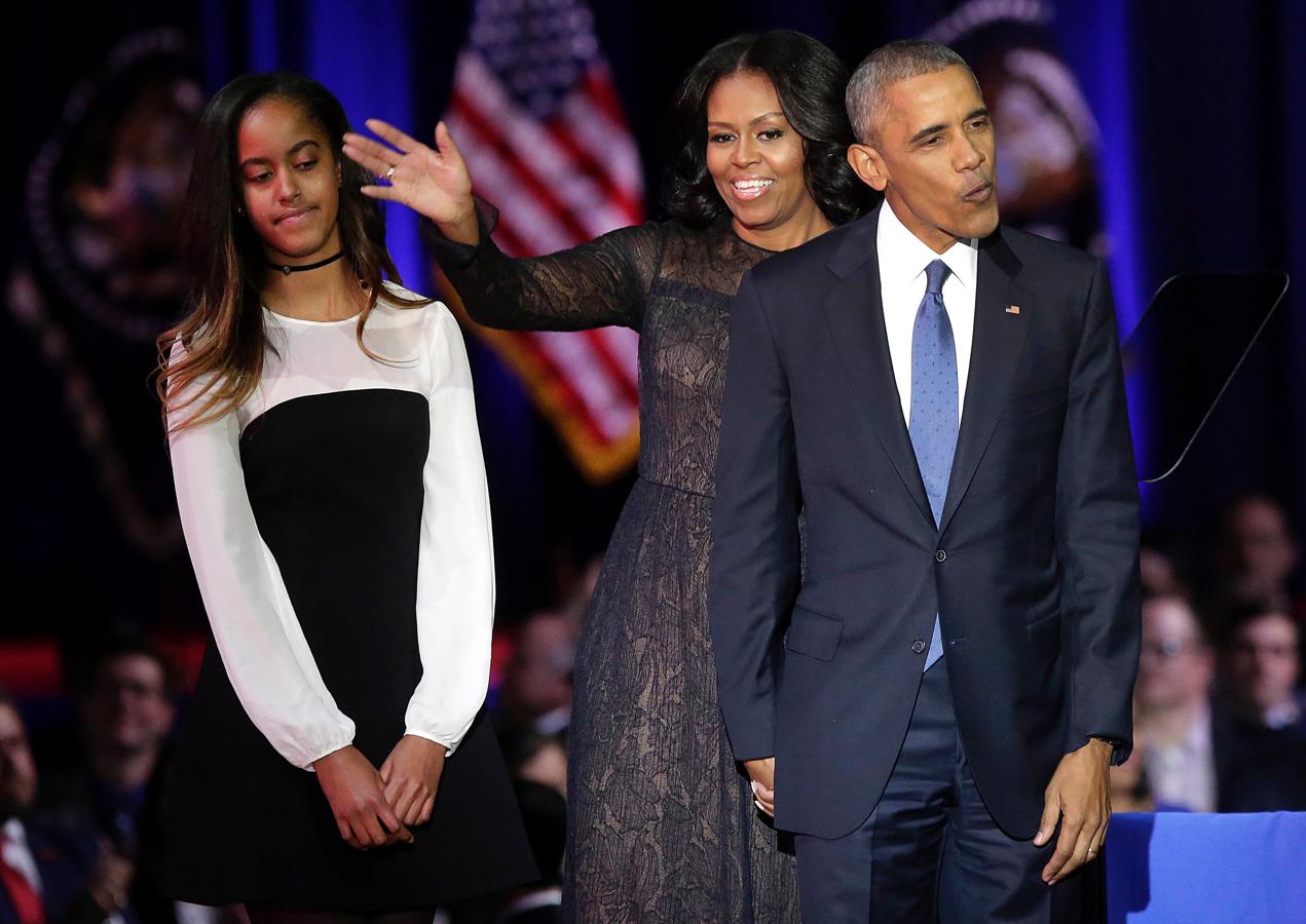 Obama junto a su esposa Michelle y su hija Malia en el acto de despedida celebrado en Chicago, Illinois. 