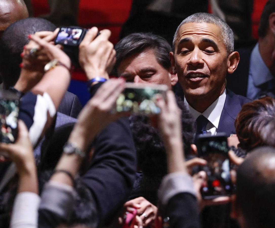 Obama saluda a los asistentes a su acto de despedida en Chicago, Illinois. 