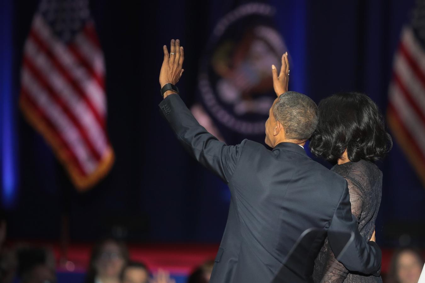 Obama saluda a los asistentes al acto de despedida junto a su mujer, Michelle Obama. 