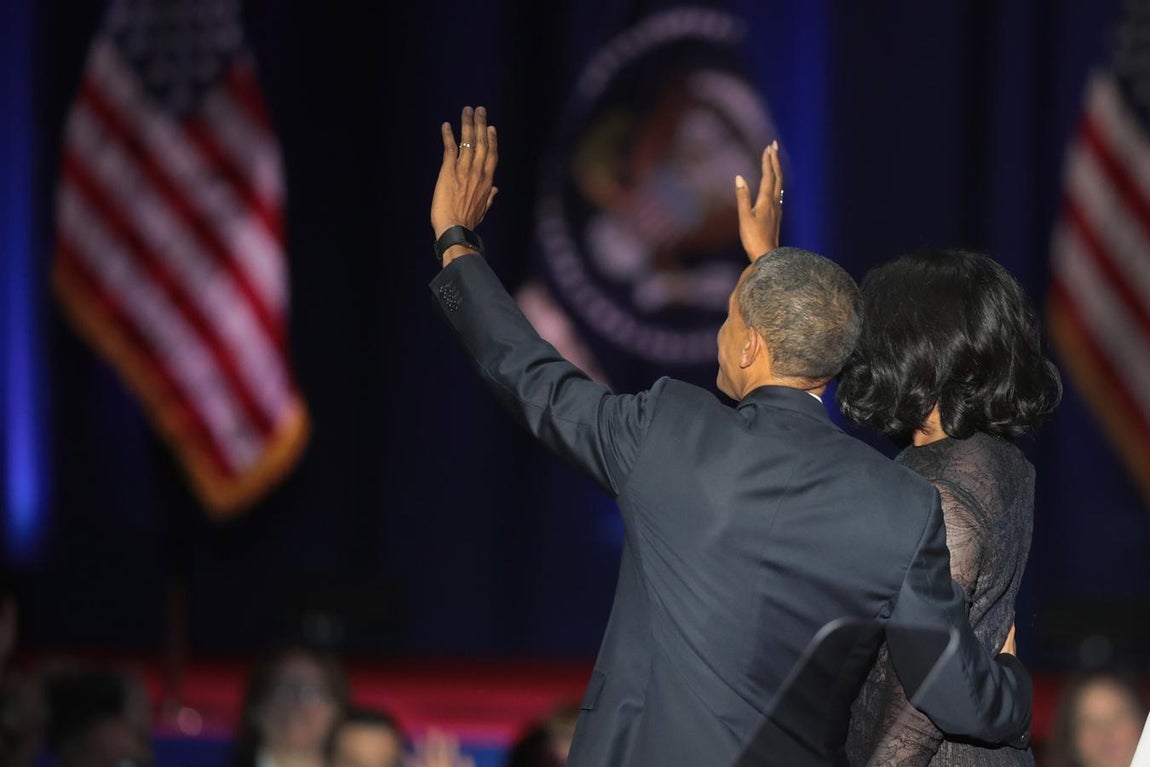 Obama saluda a los asistentes al acto de despedida junto a su mujer, Michelle Obama. 