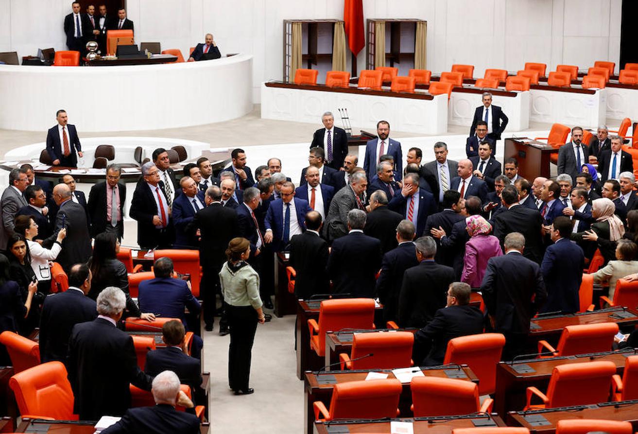 Diputados del partido de Erdogan y de la oposición, en plena riña, durante el debate este jueves en Ankara sobre una propuesta de reforma de la Constitución. 