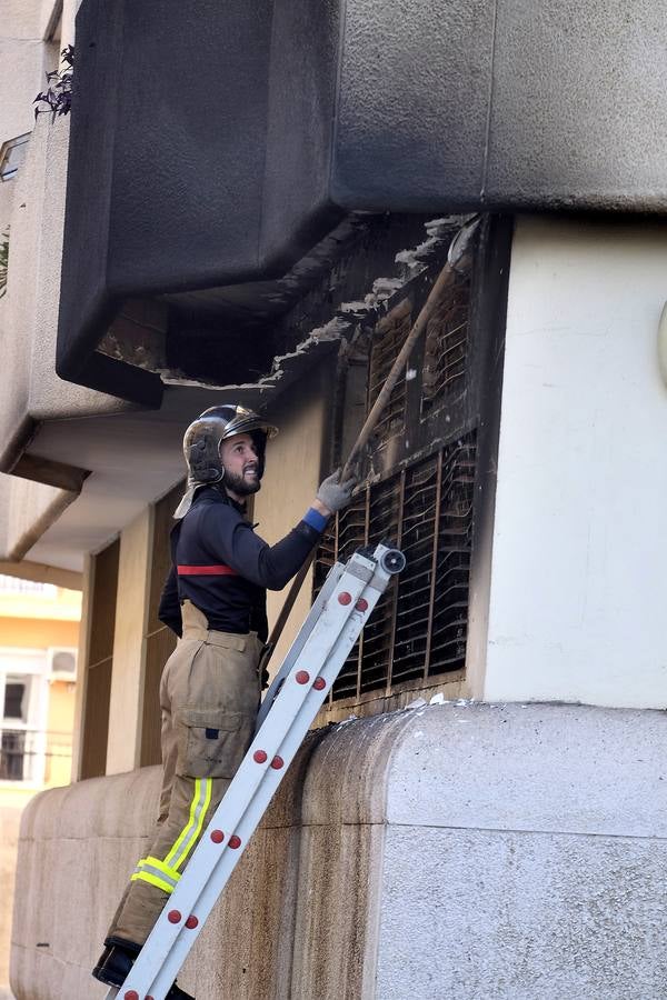 El fuego se originó en el almacén de la clínica generando una densa solumna de humo