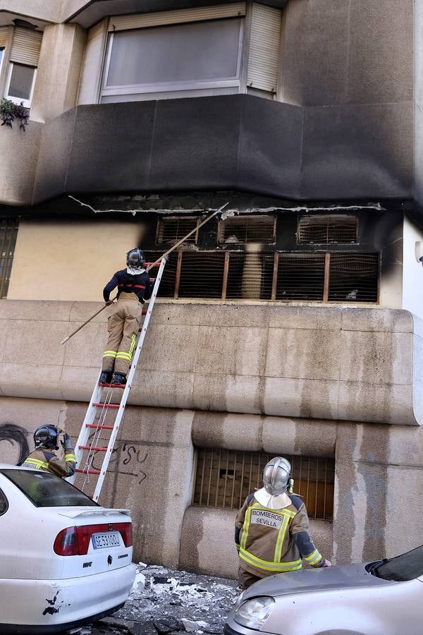 El fuego se originó en el almacén de la clínica generando una densa solumna de humo