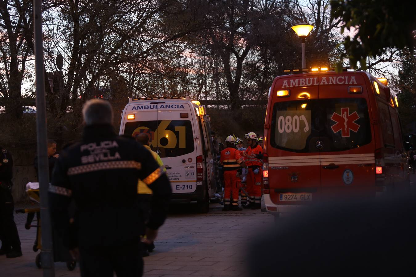 El aparatoso rescate del incendio de Triana, en imágenes