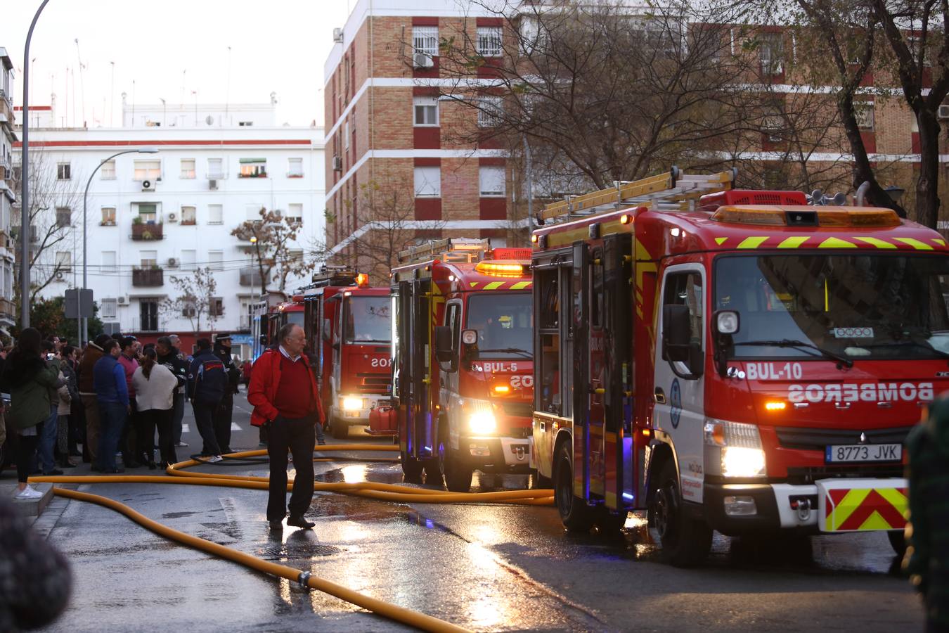 El aparatoso rescate del incendio de Triana, en imágenes