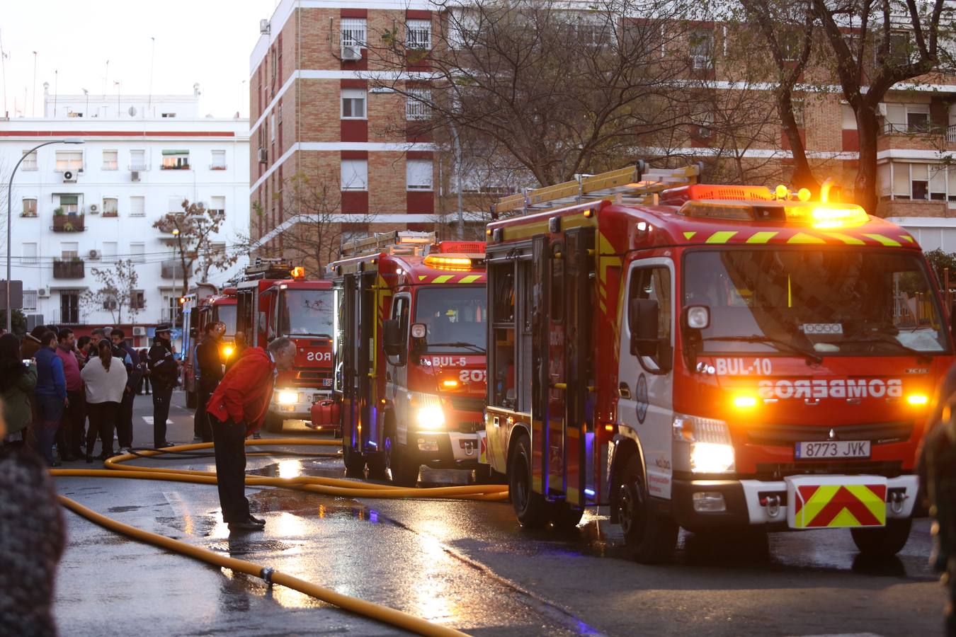 El aparatoso rescate del incendio de Triana, en imágenes