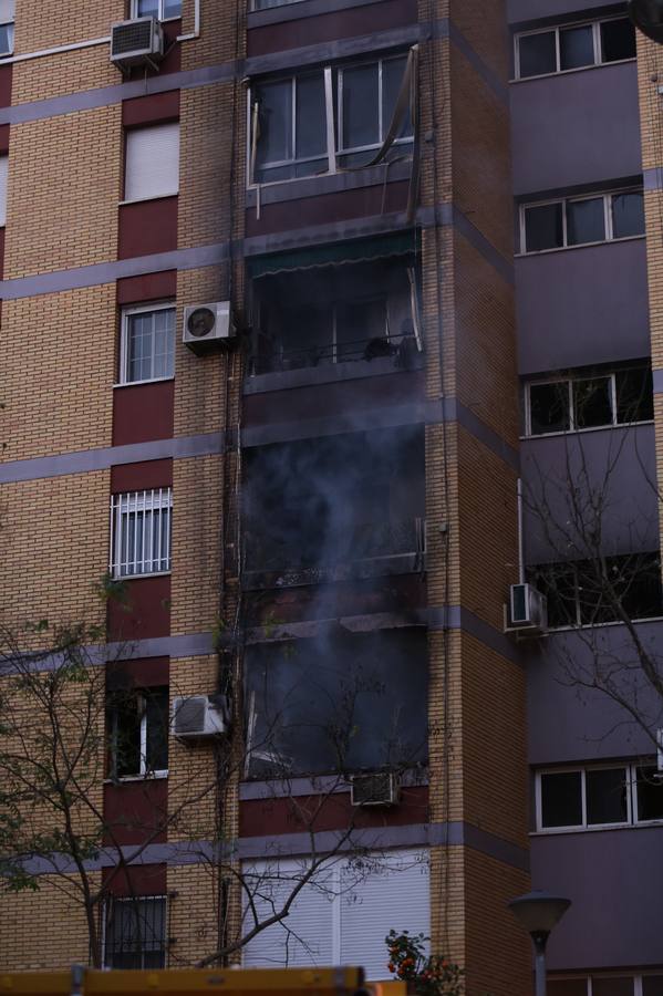 El aparatoso rescate del incendio de Triana, en imágenes