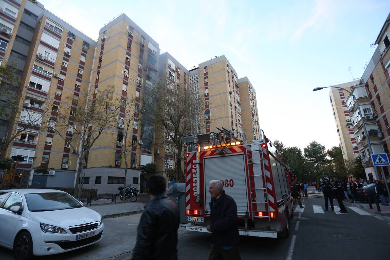 El aparatoso rescate del incendio de Triana, en imágenes