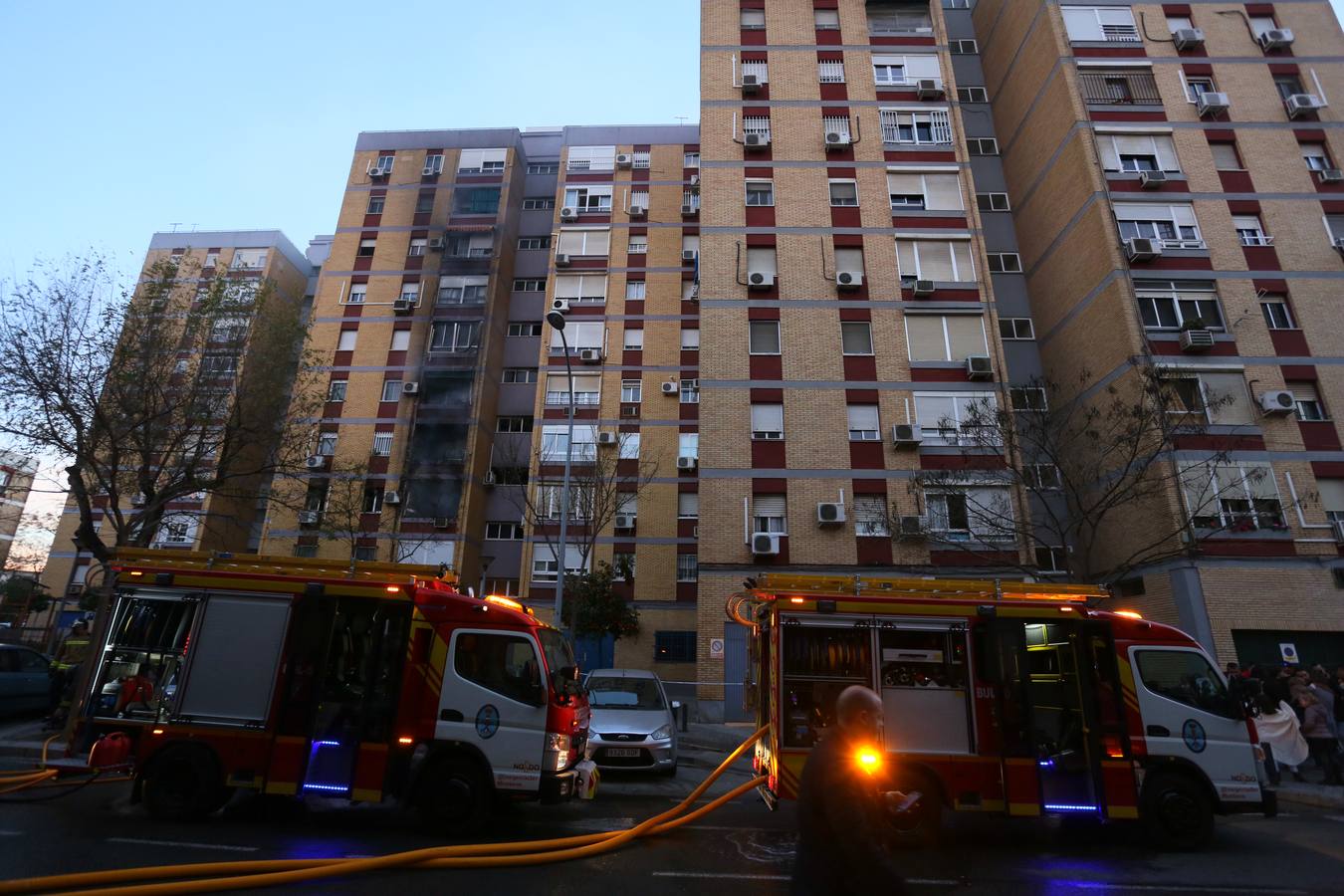 El aparatoso rescate del incendio de Triana, en imágenes