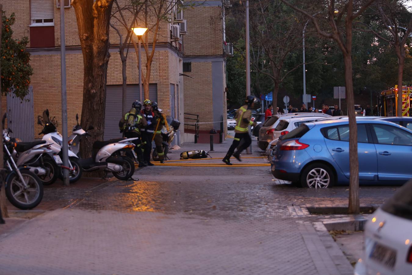 El aparatoso rescate del incendio de Triana, en imágenes