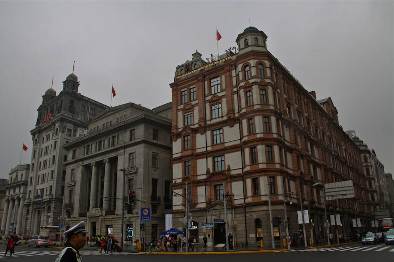 Enclavado en el «Bund», el malecón fluvial frente a los rascacielos de Pudong, el Hotel Swatch Art Peace es un edificio histórico de Shanghái.. 