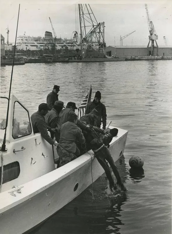 Los equipos de rescate sacan uno de los cuerpos del fondo del puerto