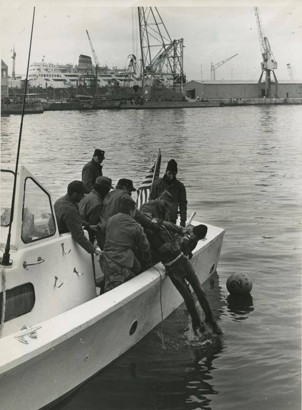 Los equipos de rescate sacan uno de los cuerpos del fondo del puerto. 