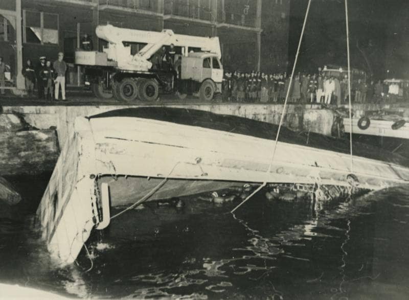 Recuperación de la barcaza volcada, que llevaba a bordo a 124 militares de EE.UU.