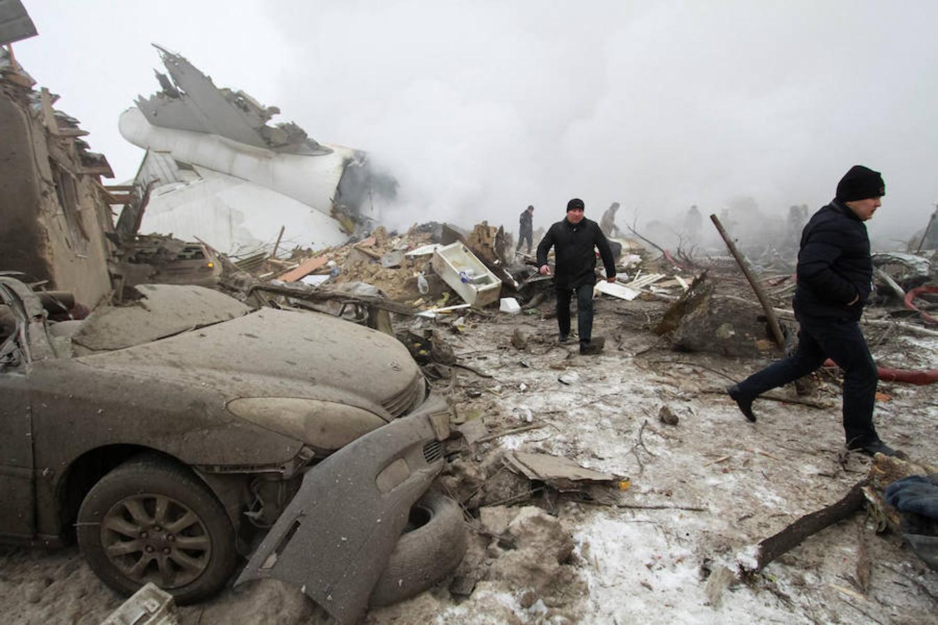 Un socorrista junto al avión turco que esta madrugada se ha estrellado en Kirguistán.