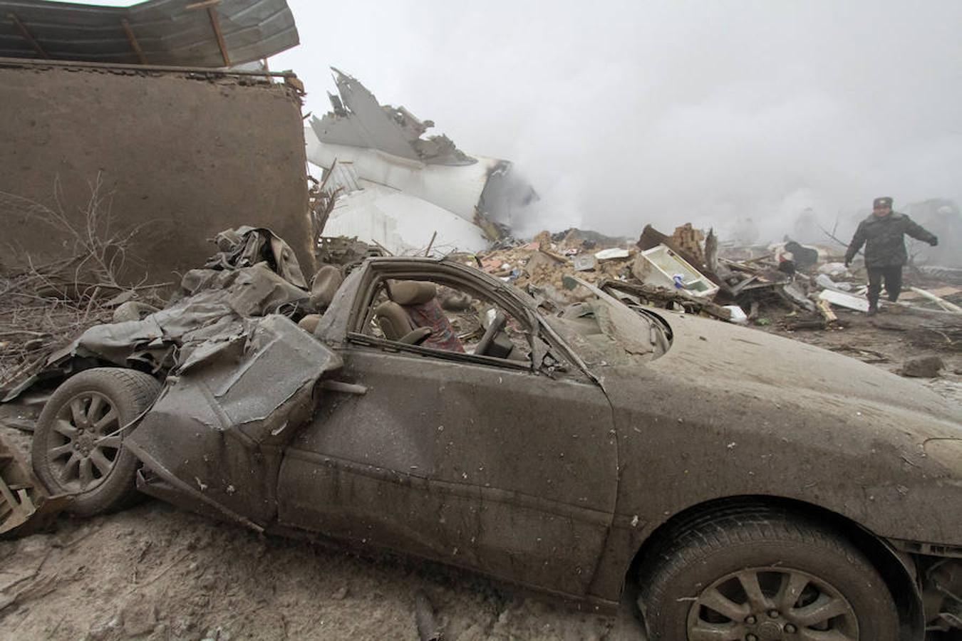 Un coche destrozado después de que un avión turco se estrellase en una zona poblada de Kirguistán. Por el momento se desconocen las causas que han podido motivar la tragedia.