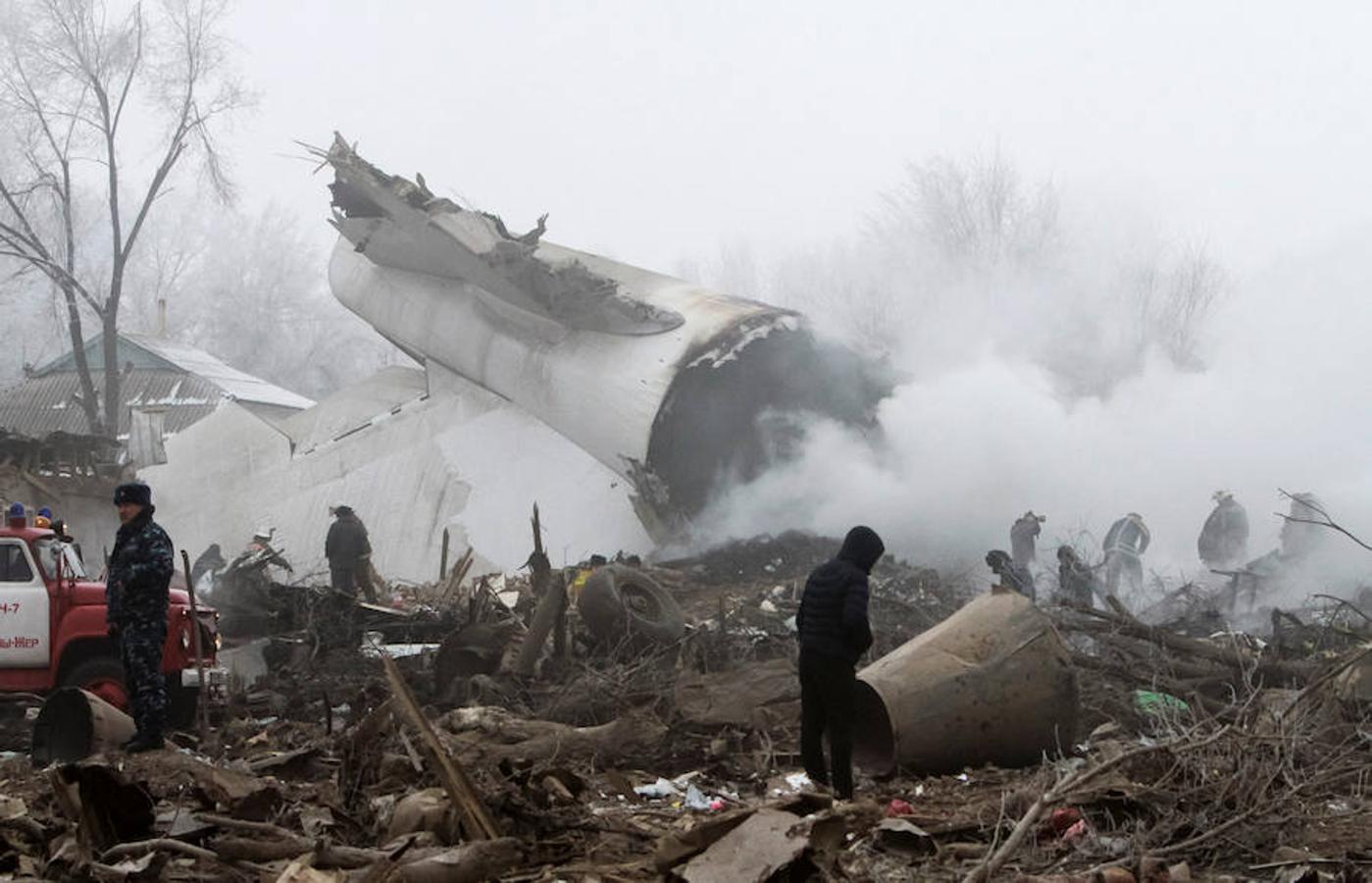 Al menos 37 personas han muerto al estrellarse un avión de carga turco en una zona residencial próxima al aeropuerto de Bishkek, capital de Kirguizistán.