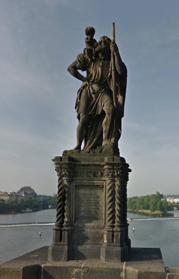 Escultura de san Cristóbal en el puente de Carlos (Praga), erigida en 1857. 