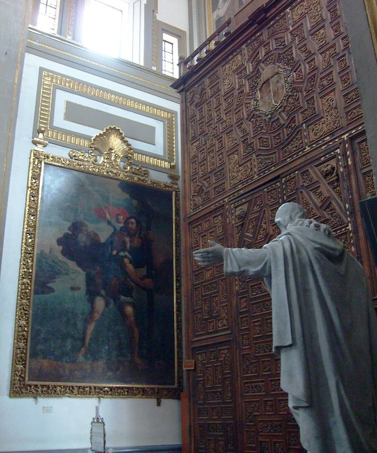 San Cristóbal en un cuadro inmediato a una puerta de la Catedral de Puebla de los Ángeles (México). 