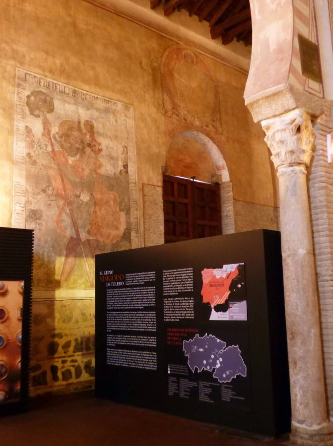 Toledo. Interior de la iglesia de San Román con la pintura de san Cristóbal junto a la puerta. Foto Rafael del Cerro. 