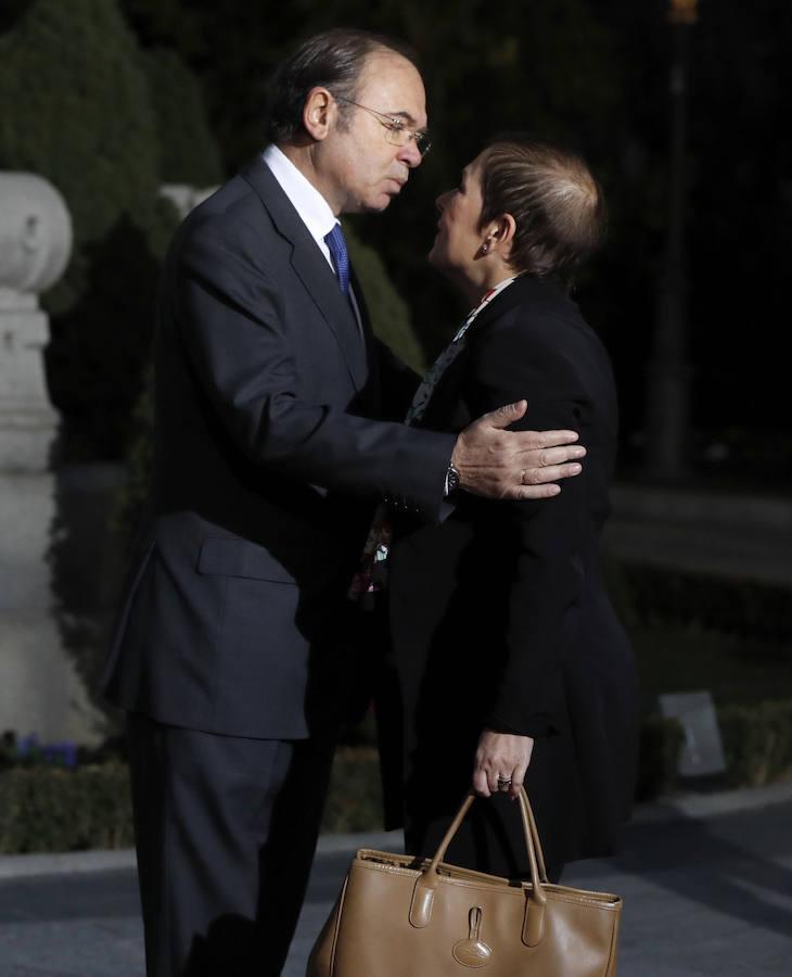 La presidenta de Navarra, Uxue Barkos, saluda al presidente del Senado, Pío García Escudero. 